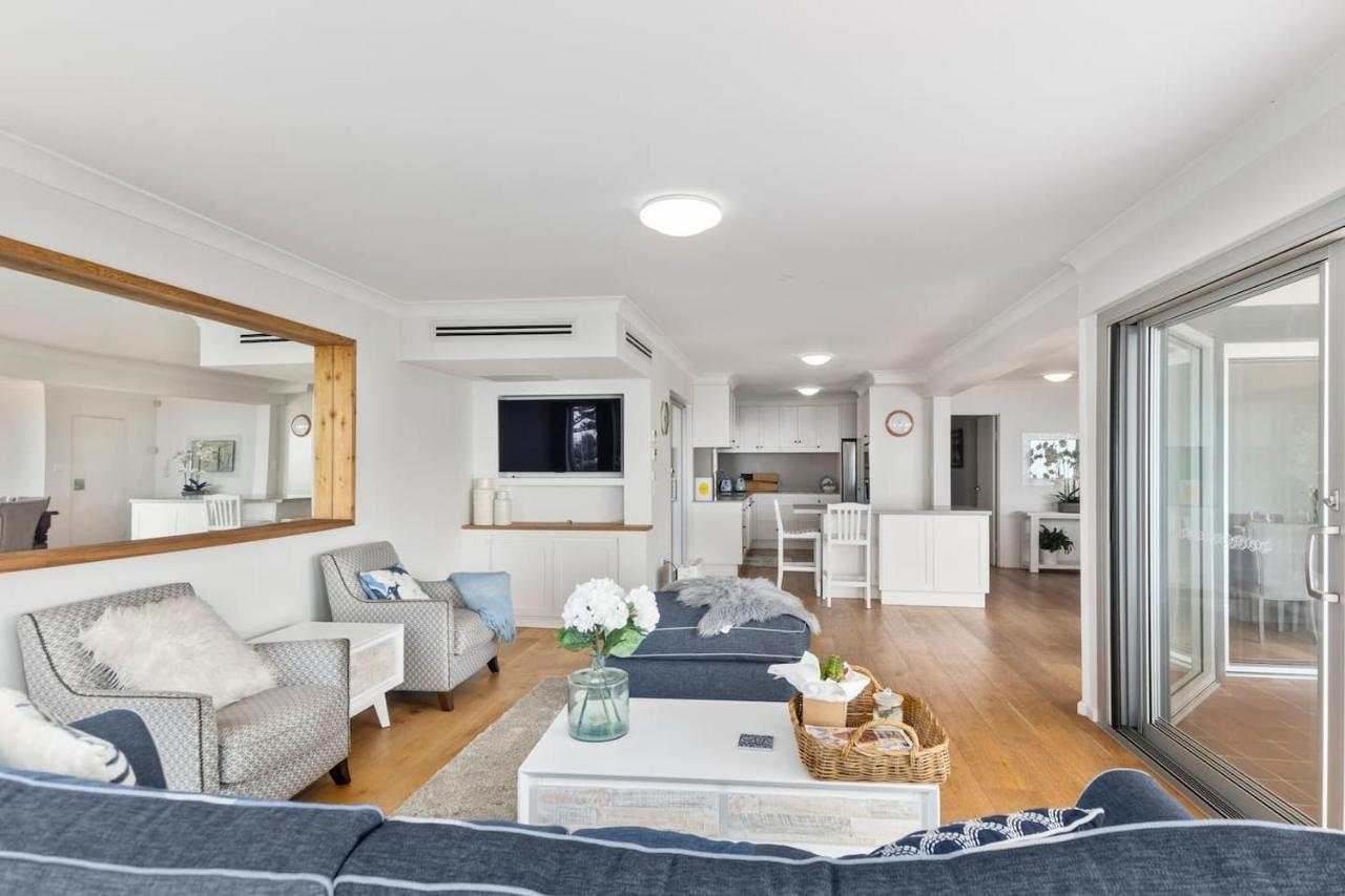 Oceanview Escape - Idyllic Beachfront Dreaming Apartment